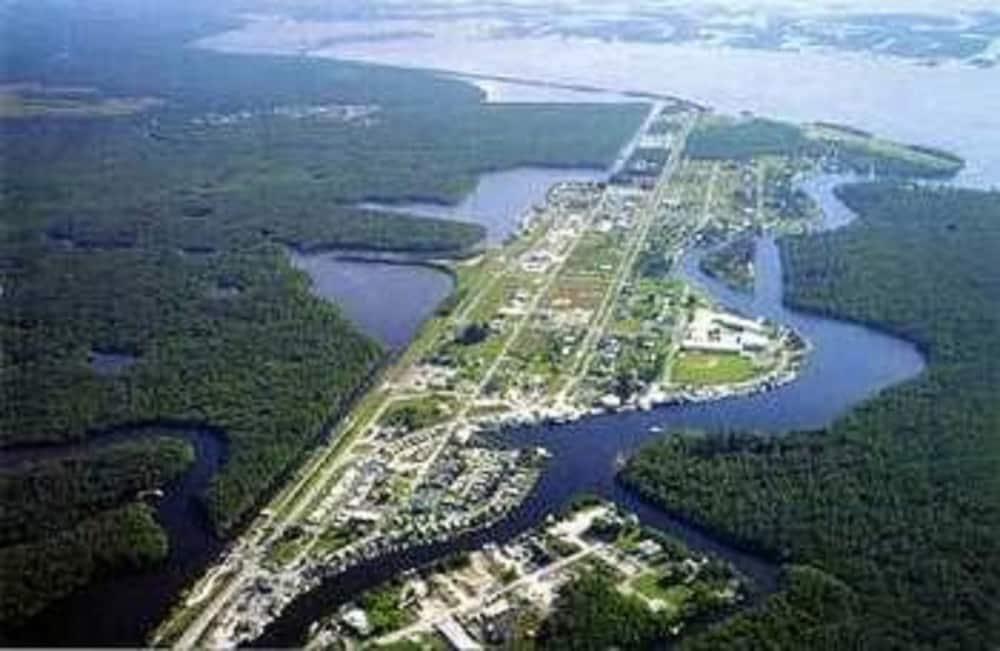 River Wilderness Waterfront Cabins 大沼泽地市 外观 照片
